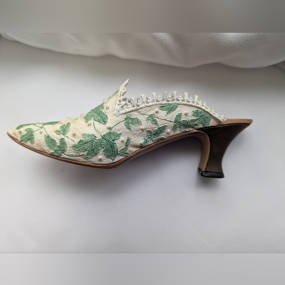 Miniature Embroidered Ivy Heel Decor
